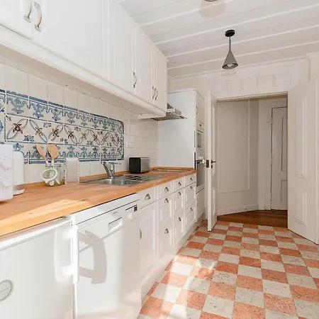 Stylish 2bd In Chiado