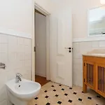 Stylish 2bd In Chiado Апартаменты *